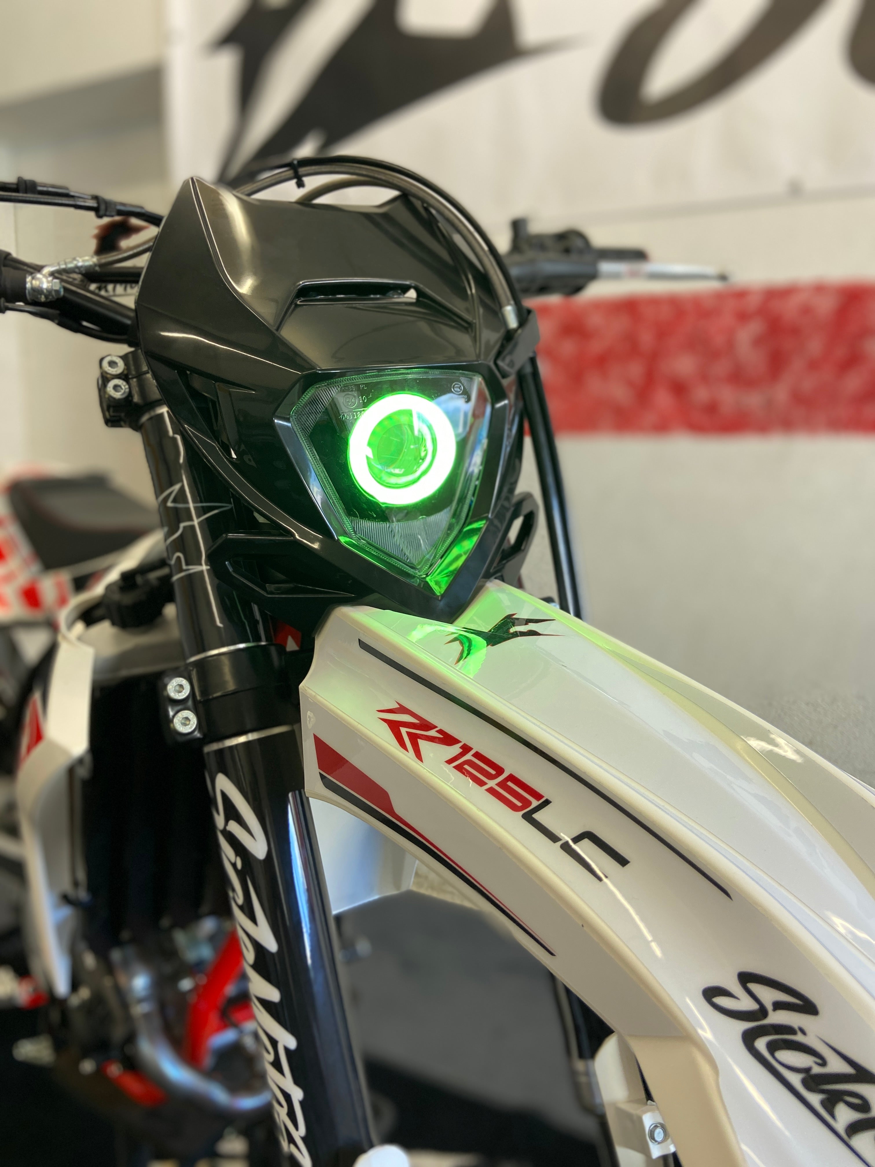 SICKMOTOS LED Scheinwerfer Angel Eye RGBW V4 - Beta Models –  Sickmotos-Styles